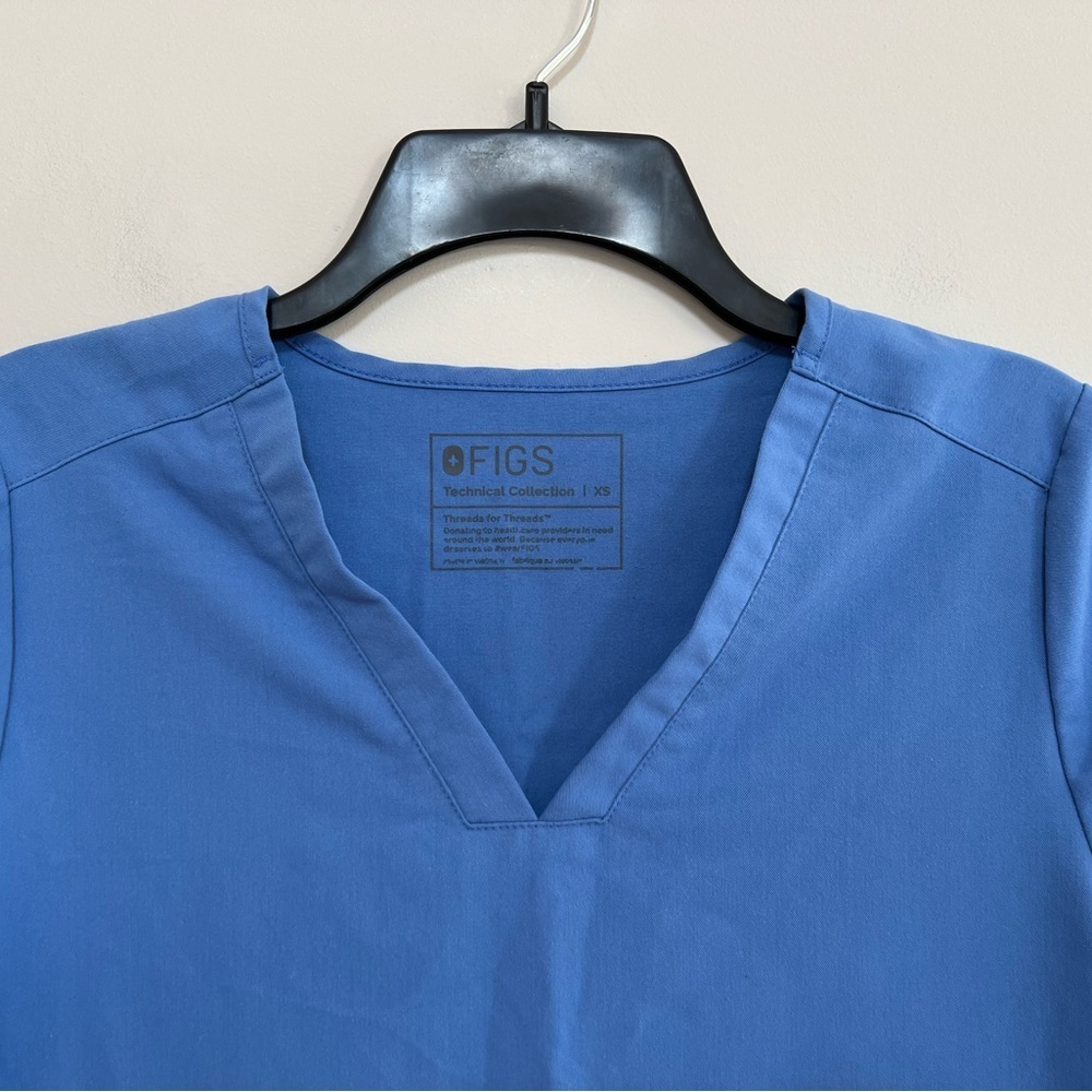 FIGS Women's Casma Three-Pocket Scrub Top in Technical Blue PO 2444, size XS - Picture 5 of 8